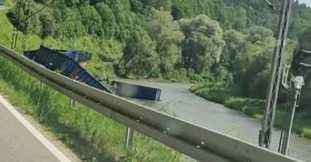 Pociąg wpadł do rzeki. Są nowe wieści ws. maszynisty