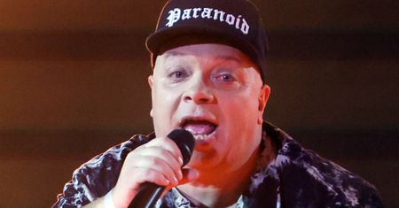 Krzysztof Skiba pochwalił się zdjęciem z DZIECIĘCYM WÓZKIEM! Internauta: "Kiedy ostatnio rozmawiałeś z synem?". Odpowiedział