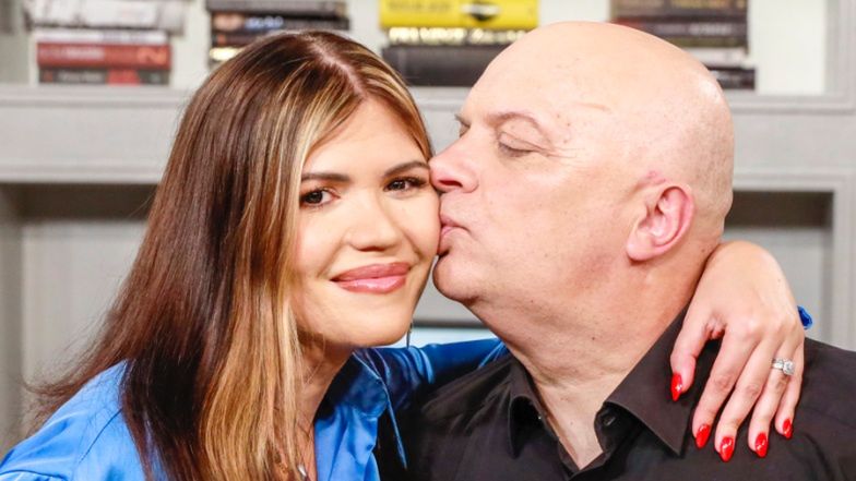 Karolina Skiba topless pałaszuje lody w ogrodzie z mężem