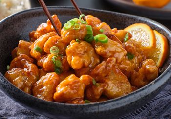 To kurczak, który rozpływa się w ustach. Jest otoczony sosikiem z jednego owocu