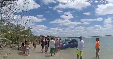 Chcieli odpocząć na plaży. Nie wiedzieli, że omal nie zginą pod kołami auta