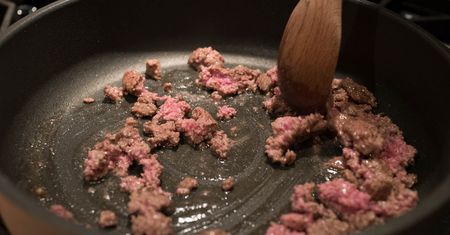 Mięso grubo mielone z wołowiny (93% mięsa, 7% tłuszczu) zrumienione na patelni