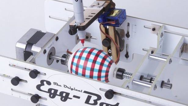 Egg-bot - robot do samodzielnego montażu, który potrafi zrobić wielkanocne pisanki [wideo] 1