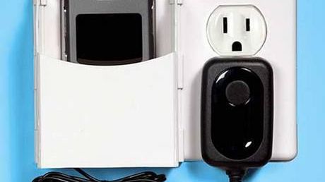 Socket Pocket – komórkowa kieszonka na ścianę 1