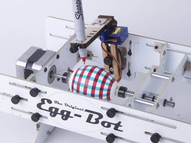 Egg-bot - robot do samodzielnego montażu, który potrafi zrobić wielkanocne pisanki [wideo]