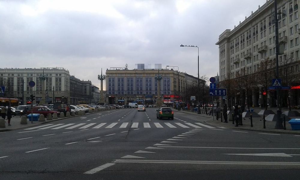 Nielegalna reklama zniknęła z zabytkowej elewacji Hotelu MDM