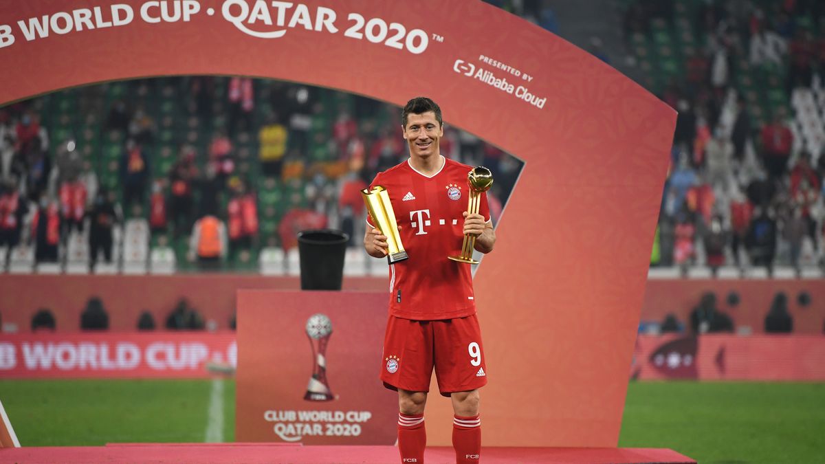 Getty Images / David Ramos - FIFA  / Robert Lewandowski z nagrodą dla najlepszego piłkarza KMŚ 2020