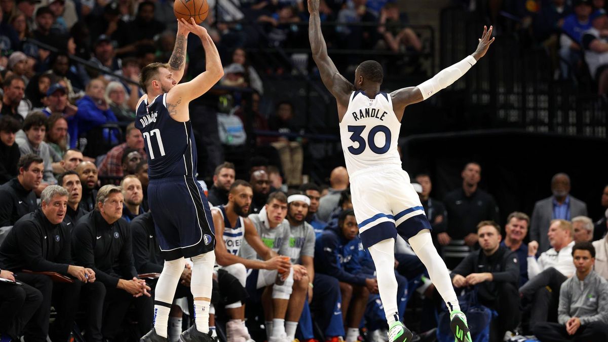 Getty Images /  David Berding / Luka Doncić w trakcie oddawania rzutu