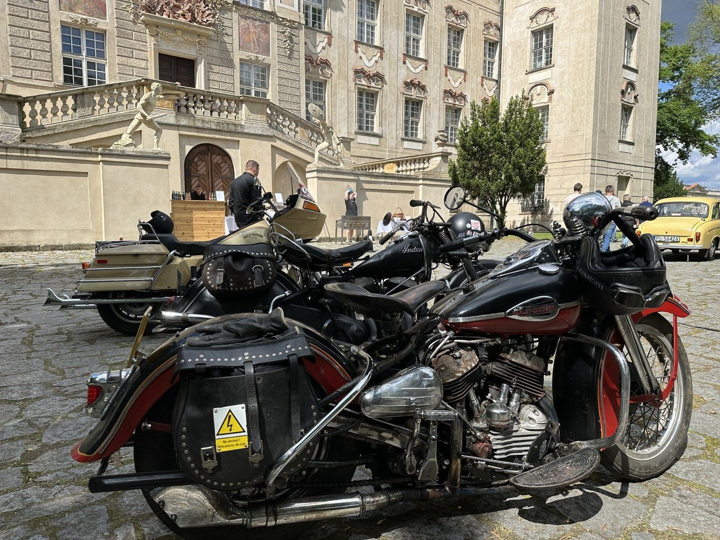 Rajd Pojazdów Zabytkowych od ponad dwóch dekad ściąga do Rydzyny właścicieli i miłośników starych aut i motocykli