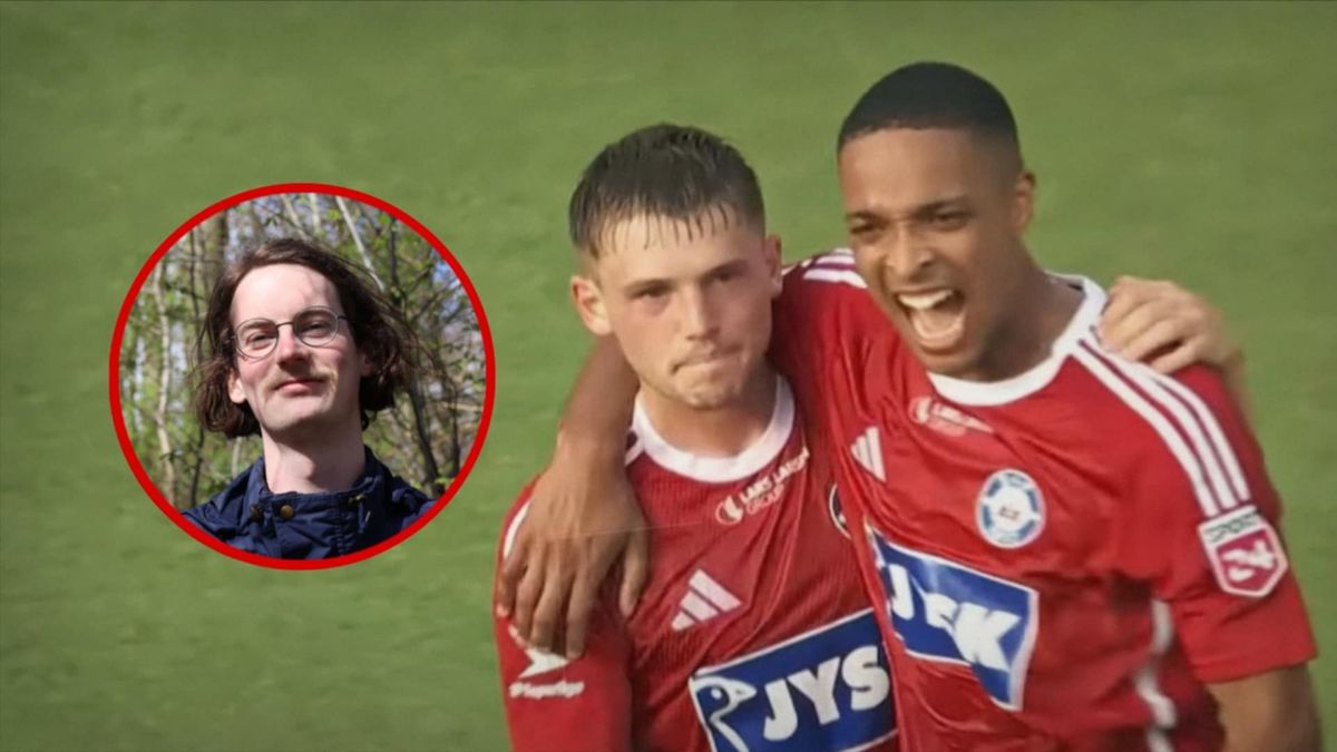 Materiały prasowe / Materiały prasowe / Livey (screenshot) / / Na zdjęciu: piłkarze Silkeborg fetują gola w meczu el. LK z KA Akureyri (1:1) i dziennikarz Oscar Valdorff Kjeldsen (w kółku)