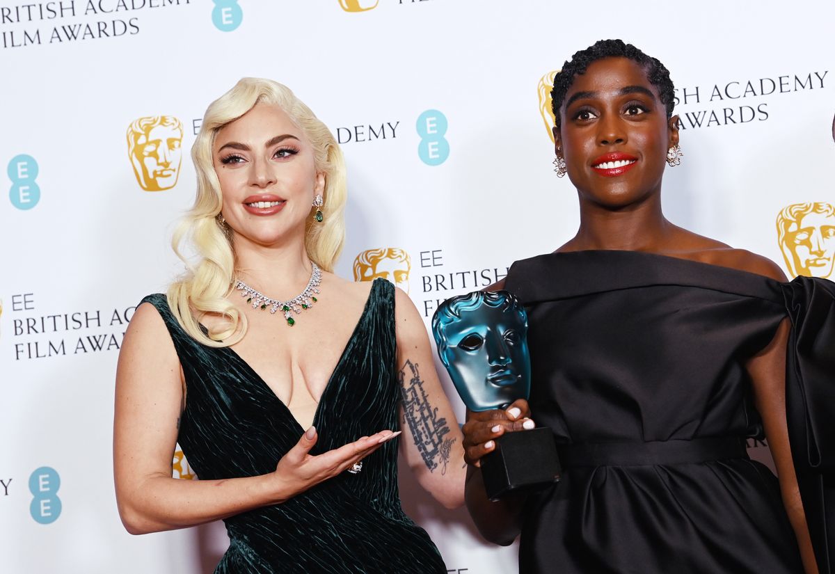 Lashana Lynch, zwyciężczyni kategorii Rising Star z Lady Gagą na gali BAFTA 2022