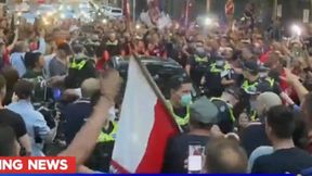 Fani Djokovicia starli się z policją. W tłumie polska flaga [WIDEO]