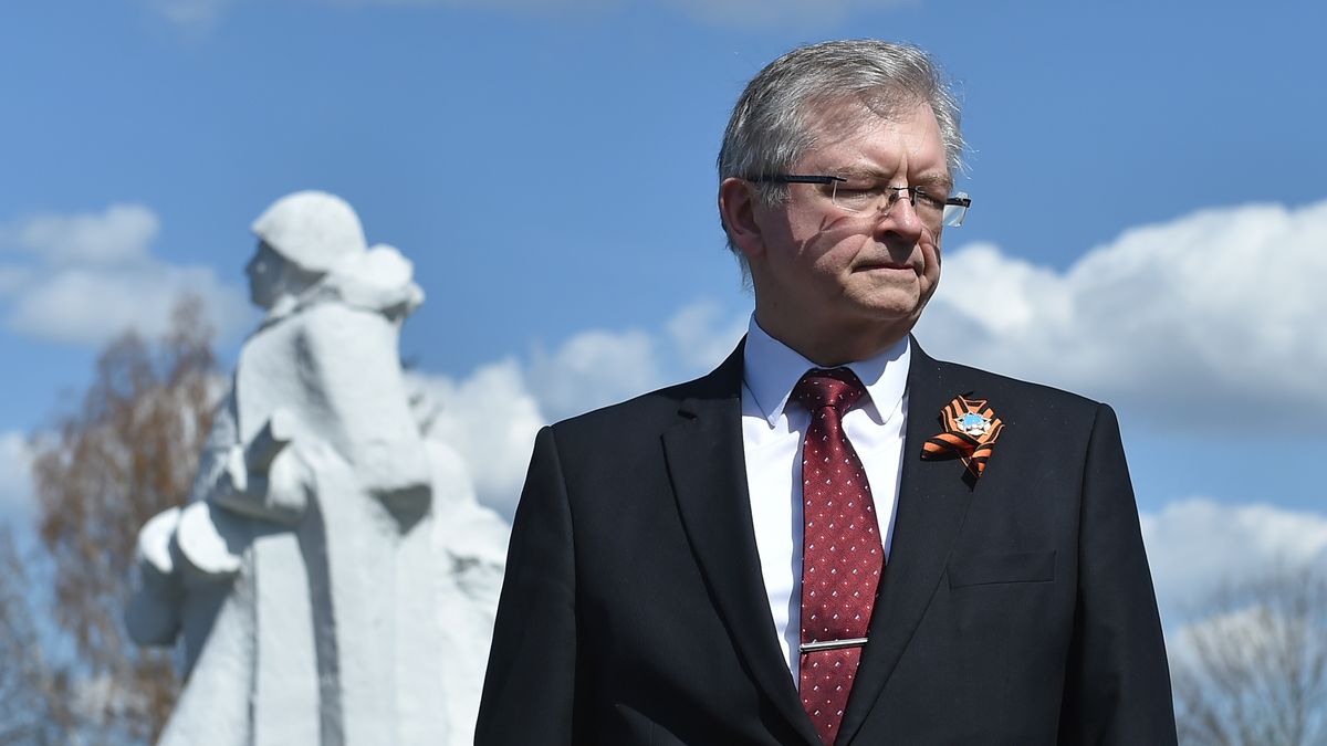 Braniewo 30.04.2022 r. Uroczystosc z okazji 77. rocznicy zakonczenia II wojny swiatowej, na najwiekszym w Europie cmentarzu zolnierzy radzieckich w Braniewie upamietniajace 31 tys. czerwonoarmistow poleglych w 1945 roku podczas walk na terenach dzisiejszego obwodu kaliningradzkiego i woj. warminsko-mazurskiego. N/z Siergiej Andriejew, ambasador Rosji w Polsce.