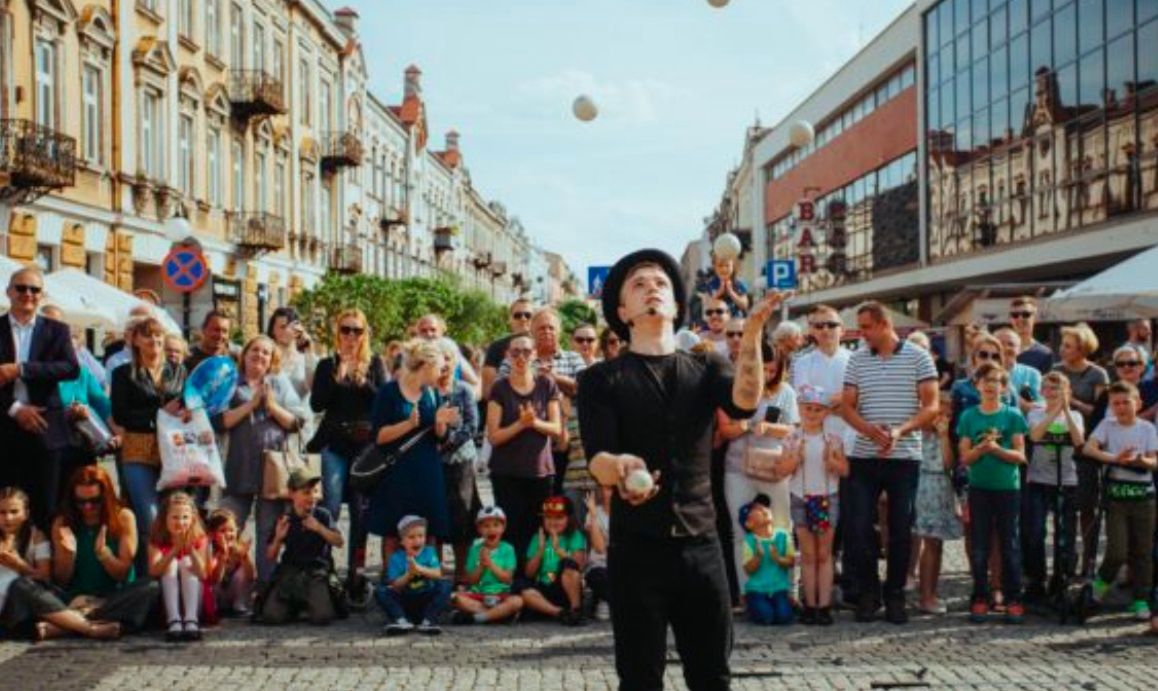 Wrocław. BuskerBus 2020. Komicy, clowni, żonglerzy, akrobaci, szczudlarze, iluzjoniści na ulicach