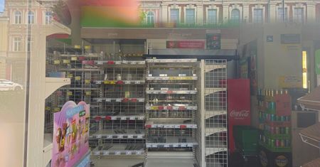Drzwi zamknięte, półki puste i kartka na drzwiach. Co się stało z Żabką w centrum Lublina? (zdjęcia)