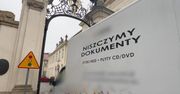 Furgonetka przyłapana pod ministerstwem. Wymowny napis: "Niszczymy dokumenty"