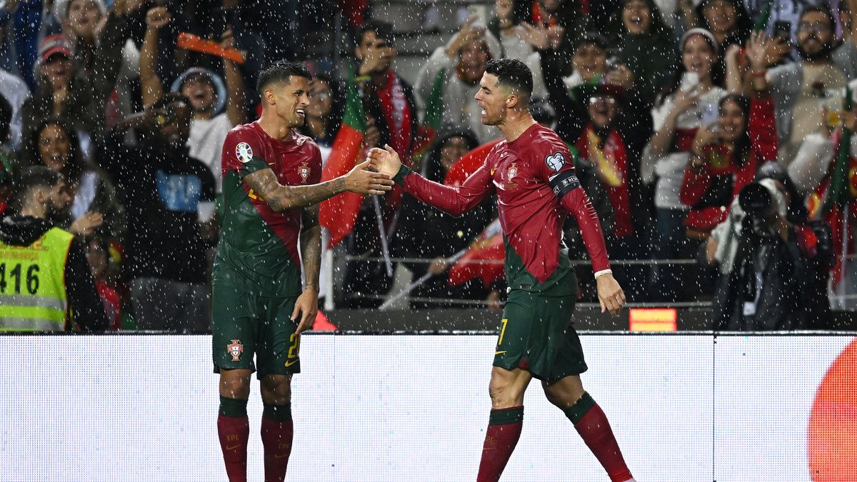 Getty Images / Octavio Passos / Na zdjęciu: radość Joao Cancelo i Cristiano Ronaldo