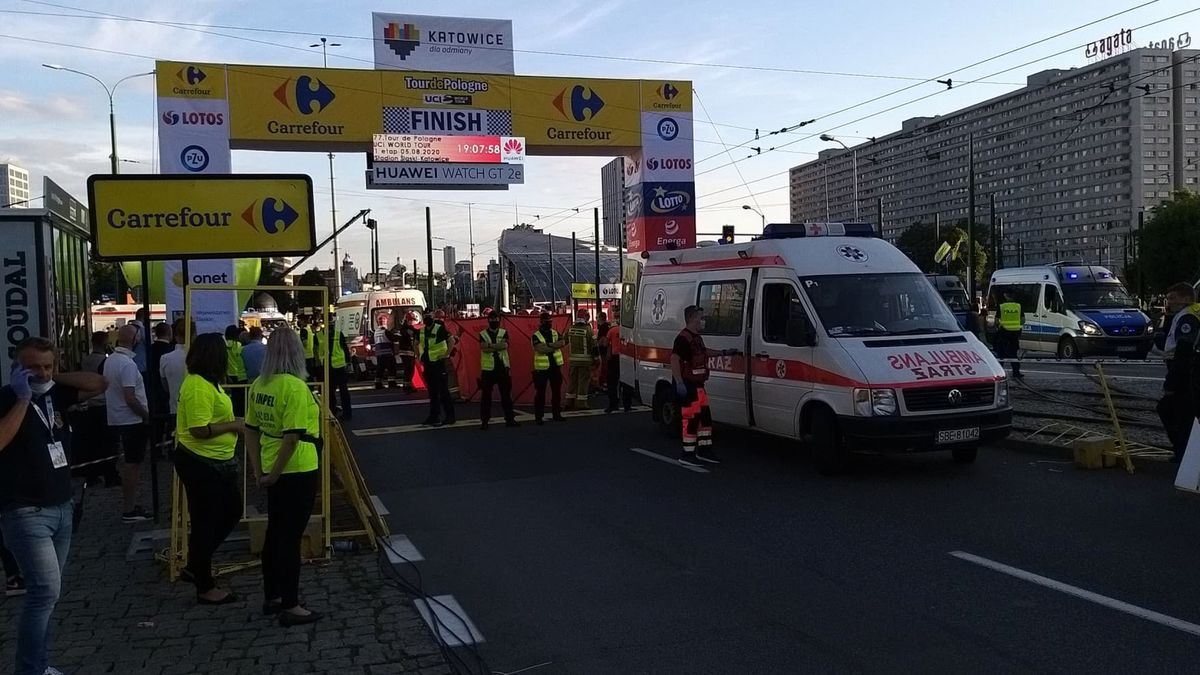 WP SportoweFakty / Szymon Łożyński / Służby medyczne interweniujące po kraksie na mecie 1. etapu wyścigu kolarskiego 77. Tour de Pologne