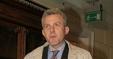Hubert Urbański pilnuje samochodu