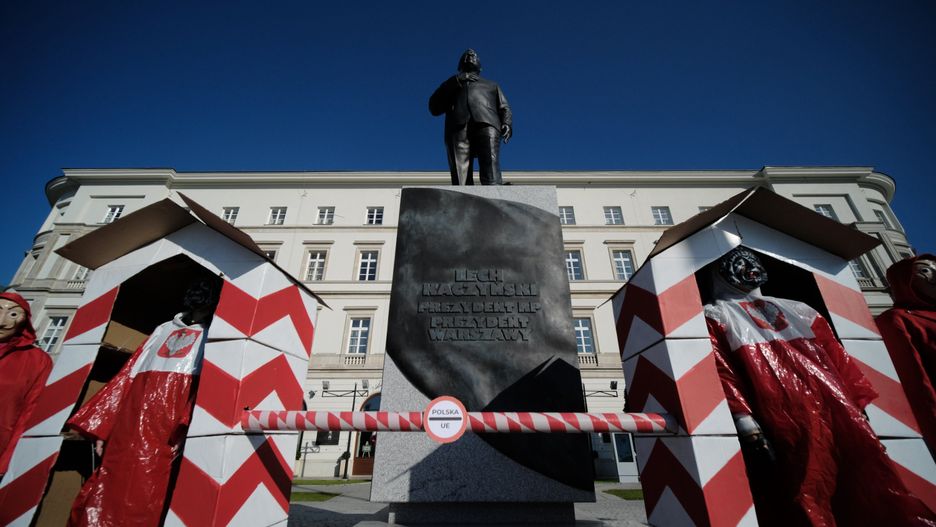 Warszawa. Protest przed pomnikiem Lecha Kaczyńskiego 
