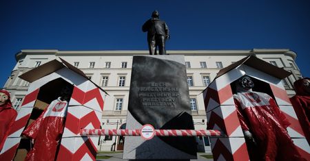 Warszawa. Protest przed pomnikiem Lecha Kaczyńskiego