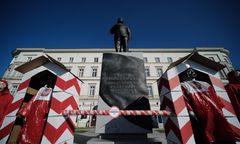 Warszawa. Protest przed pomnikiem Lecha Kaczyńskiego