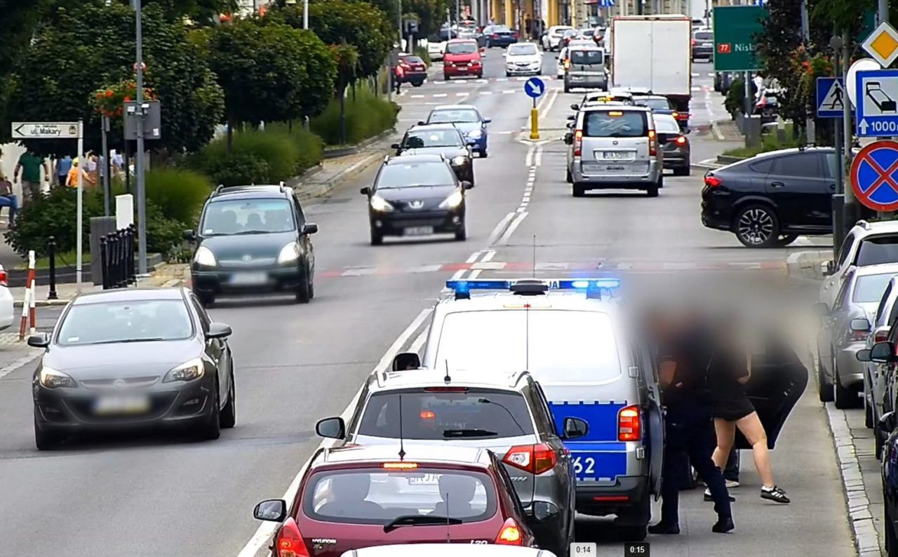 Niemowlę spadło z przewijaka. Policjanci ruszyli na ratunek