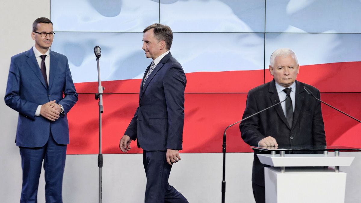 Konferencja lider�w Zjednoczonej Prawicy
26.09.2020 Warszawa   Wspolne oswiadczenie prezesa PiS Jaroslawa Kaczynskiego , premiera Mateusza Morawieckiego , ministra sprawiedliwosci Zbigniewa Ziobry oraz lidera Porozumienia Jaroslawa Gowina  Podpisanie umowy koalicyjnej Zjodnoczonej Prawicy  n/z Jaroslaw Kaczynski (P), Zbigniew Ziobro (C), Mateusz Morawiecki (L)  Fot. Tomasz Paczos / FOTONOVA
Tomasz Paczos/FOTONOVA