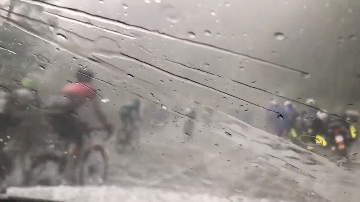 Twitter / Grad o wielkości piłek pingpongowych zaatakował kolarzy na mecie II etapu wyścigu Criterium du Dauphine