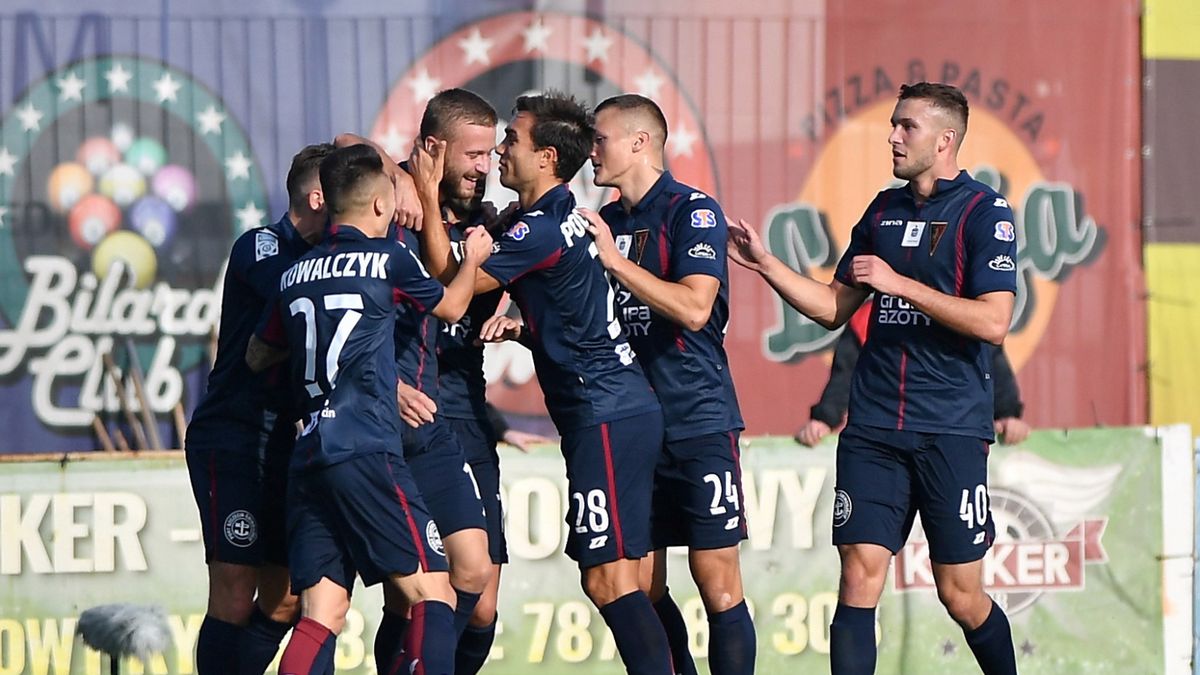 piłkarze Pogoni Szczecin cieszą się z gola Kamila Drygasa (3L) podczas meczu Ekstraklasy z Wisłą Płock