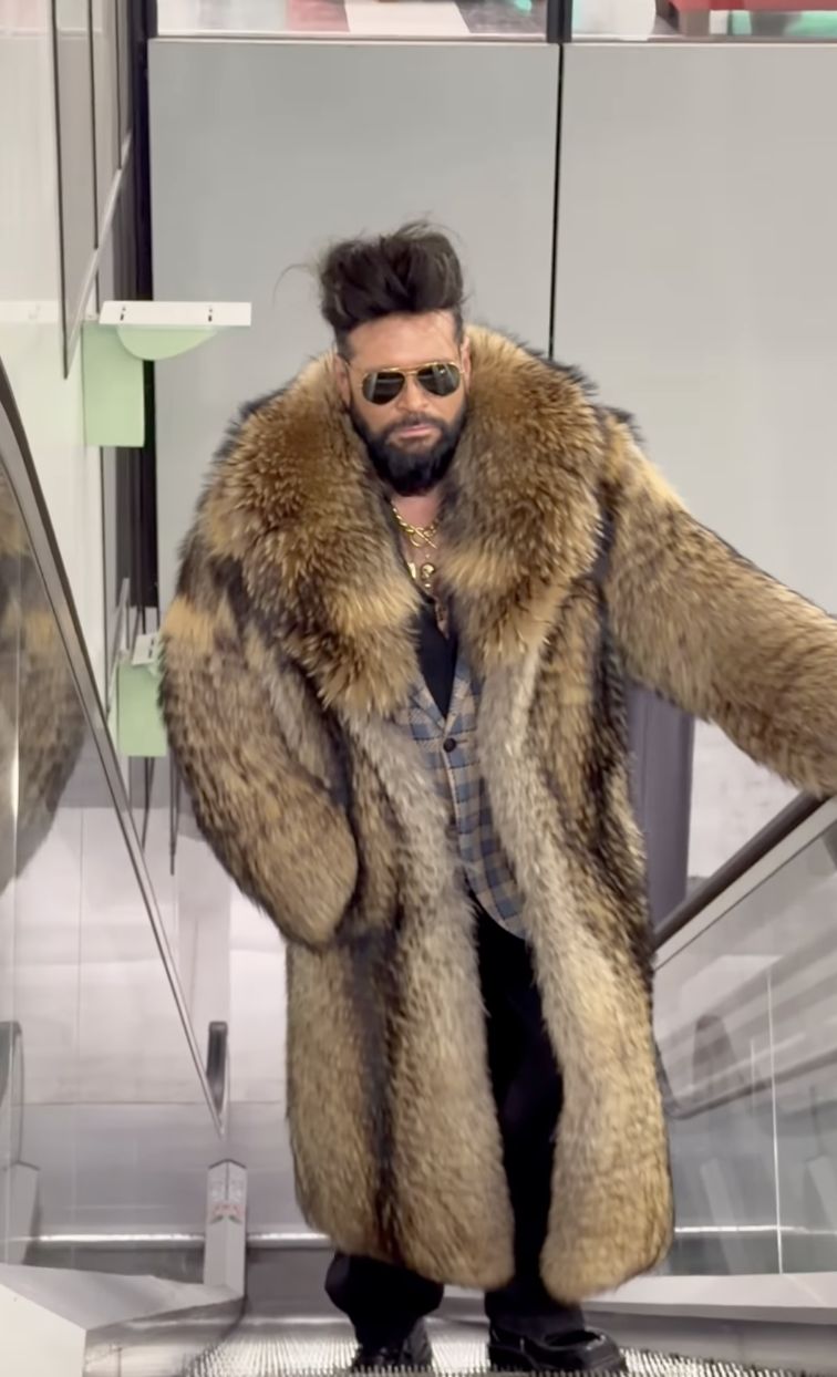 Krzysztof Rutkowski w futrze i okularach