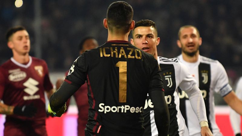 Cristiano Ronaldo po pokonaniu Salvadora Ichazo w derbach Turynu