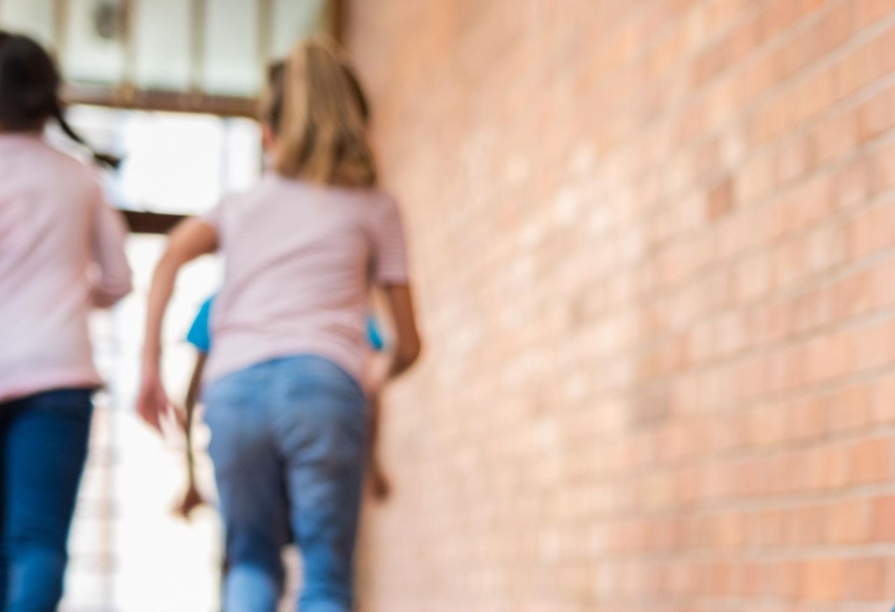 Agresywni uczniowie-terroryści. Psycholog podpowiada, jak ich rozpoznać i jak sobie z nimi radzić