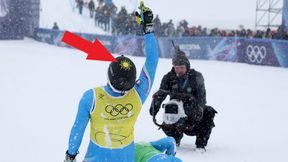 Uniósł dłoń ku niebu. Tylko spójrz na ten kask. Kryje się za nim dramat