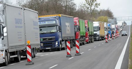 Kolejki ciężarówek do granicy z Białorusią. Trzeba było utworzyć strefy buforowe