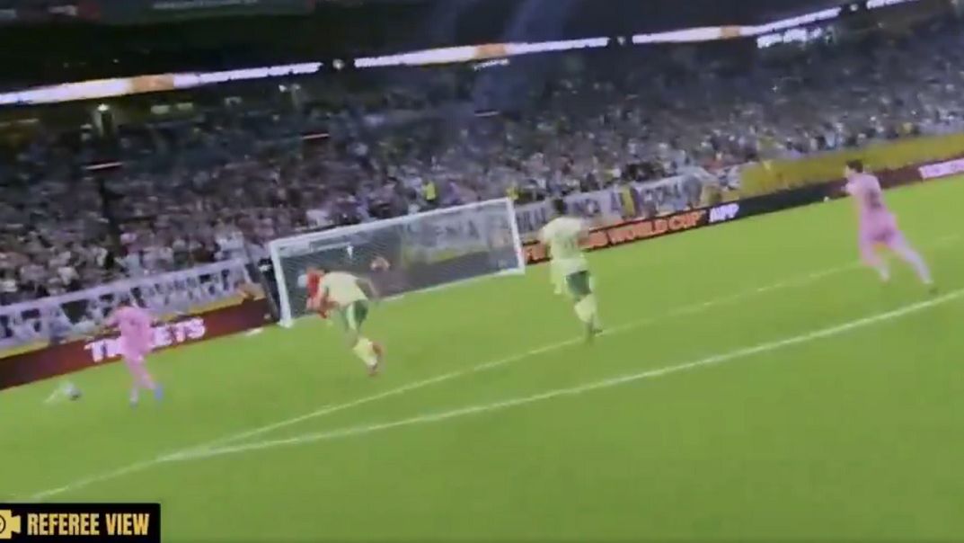 Twitter / Screen / DAZN / Na zdjęciu: Gol Luisa Suareza z perspektywy Szymona Marciniaka