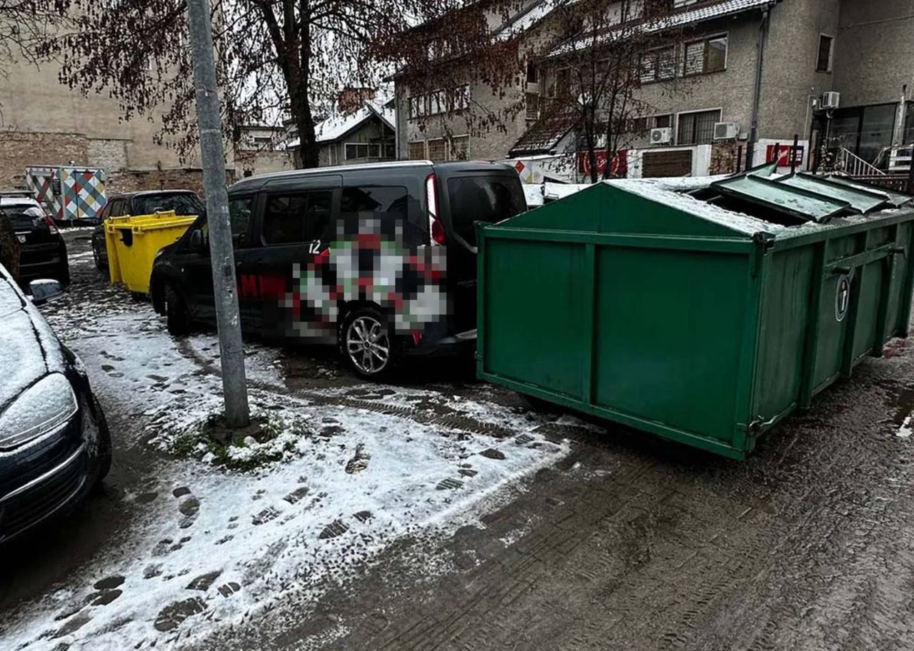 Kierowca nie wytrzymał. Kontenerem zastawił busa zaparkowanego przy śmietniku w Zielonej Górze