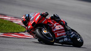 MotoGP: Petrucci najlepszy, Rossi bez tempa. Fatalny upadek Abrahama i Smitha