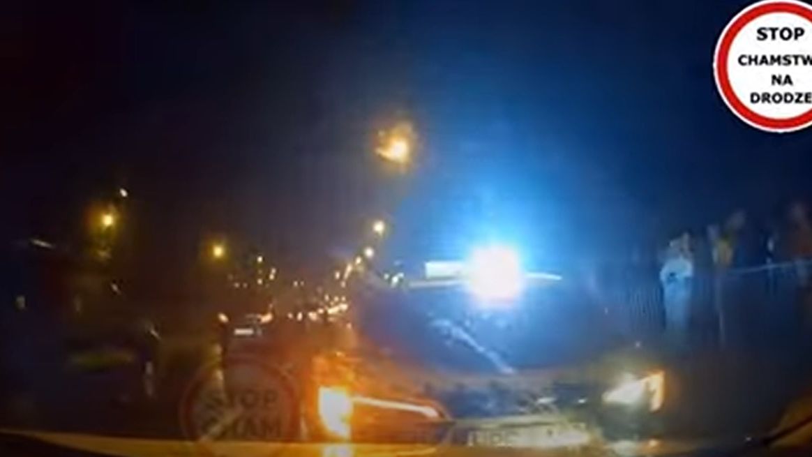 Policjant wjechał w inne auto z impetem, a później próbował uniknąć odpowiedzialności
