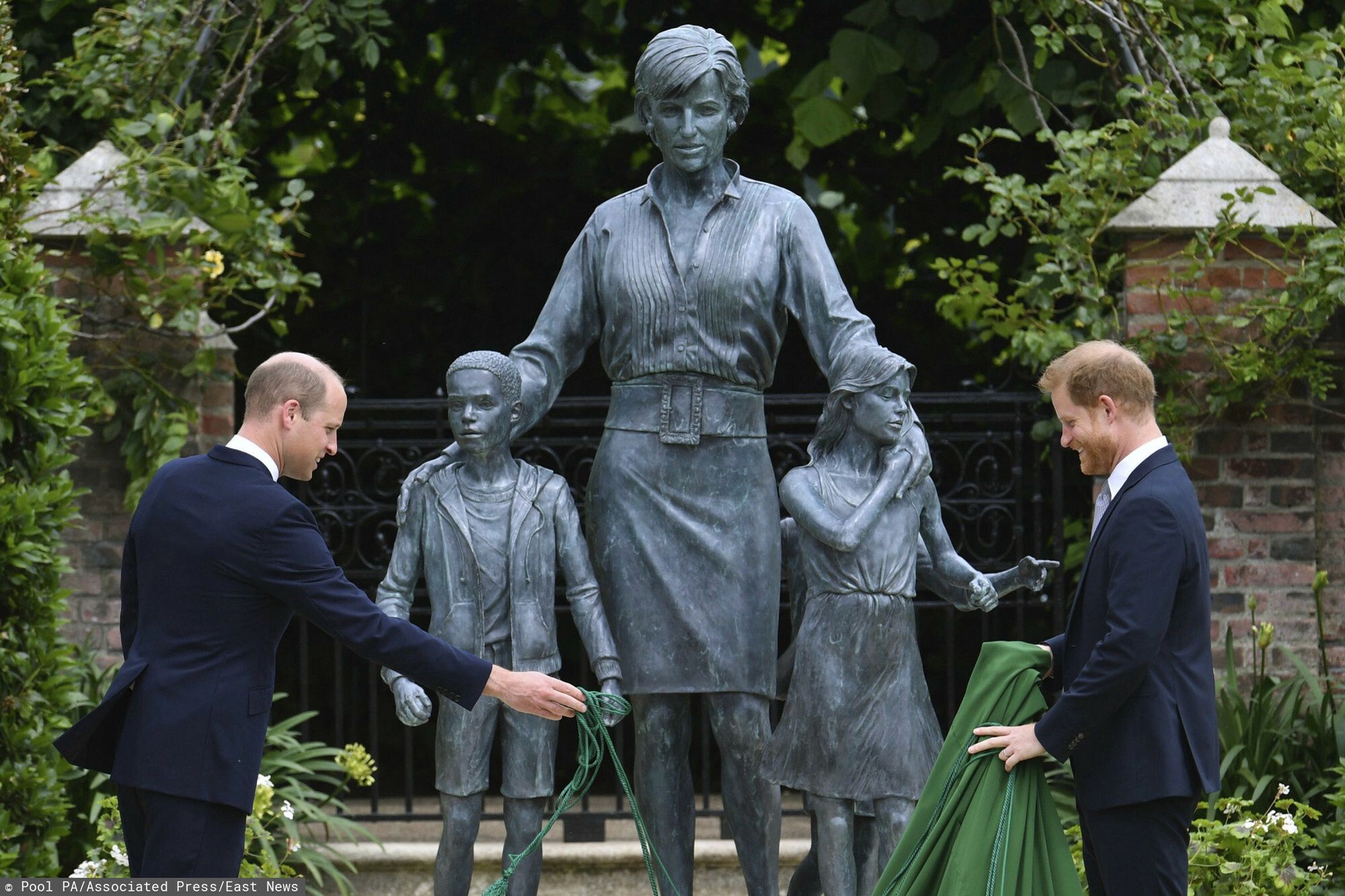 Pomnik księżnej Diany w ogrodzie pałacu Kensington
