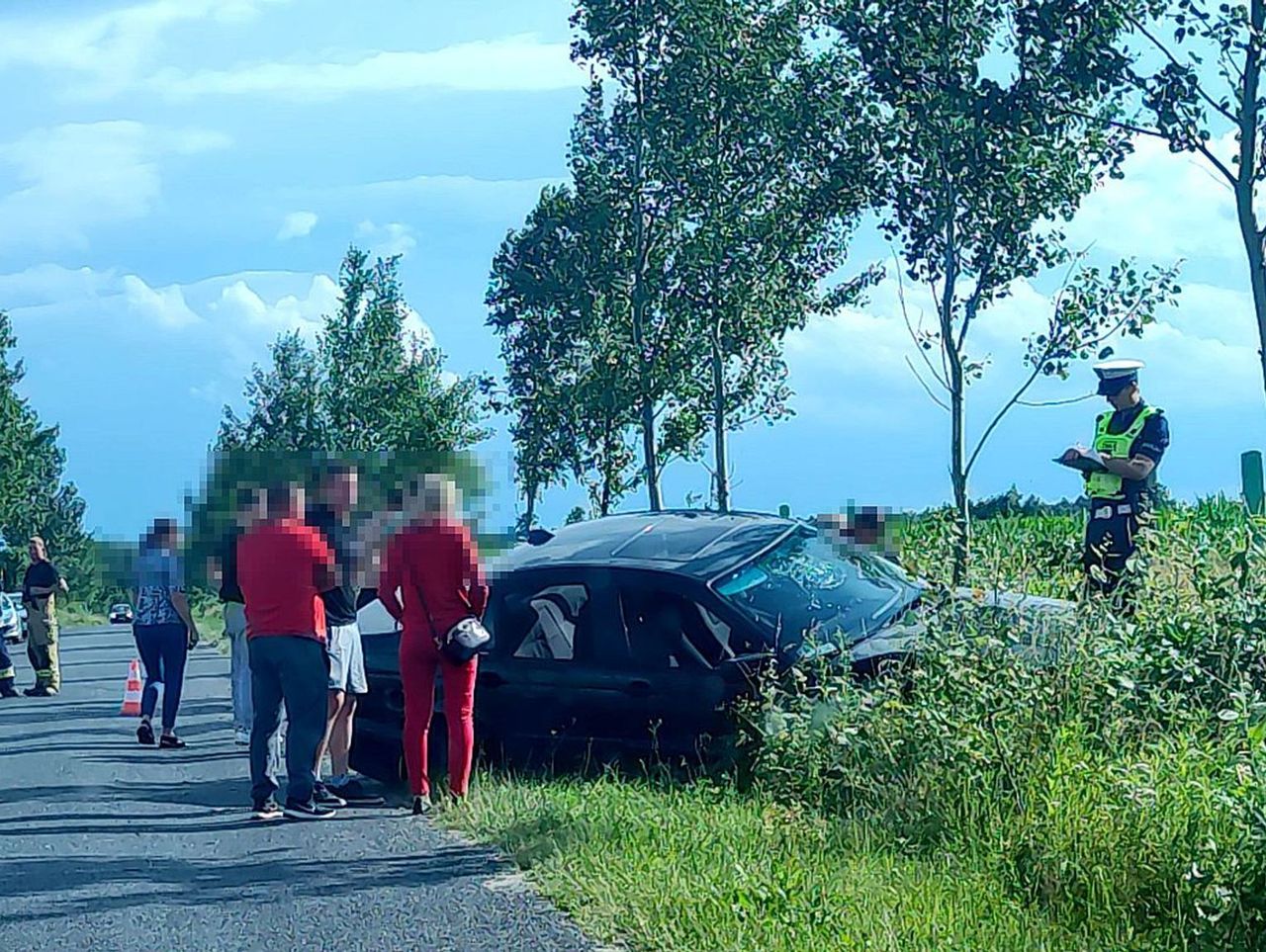 Gmina Skępe: 17-latek bez wiedzy matki zabrał jej BMW i rozbił je w rowie. Podróżował z piątką kolegów
