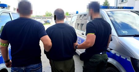 Policjanci podjechali do kierowcy, któremu zepsuł się samochód przy drodze. Mężczyźnie grozi do 10 lat