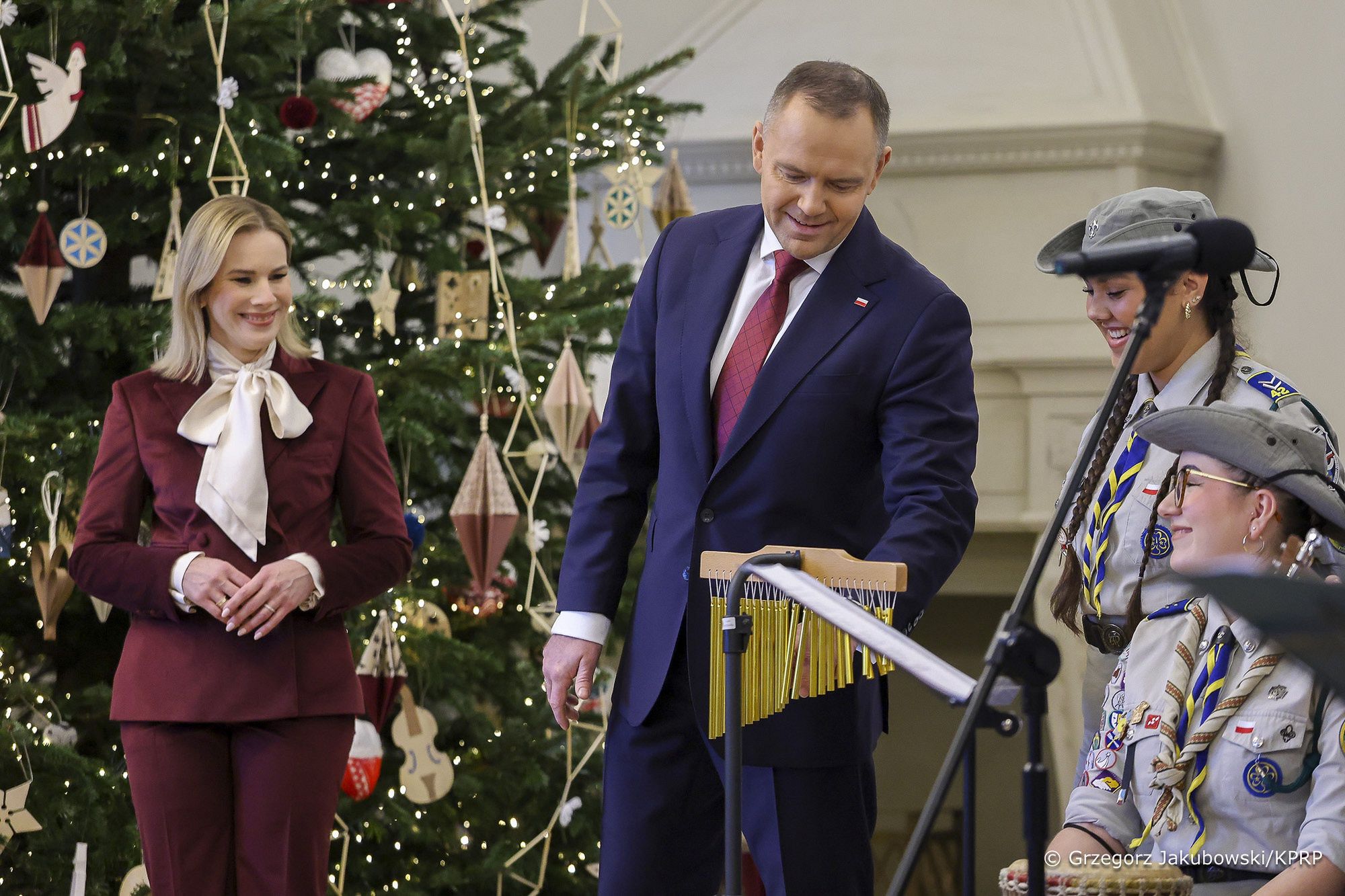 Marta Nawrocka postawiła na burgund