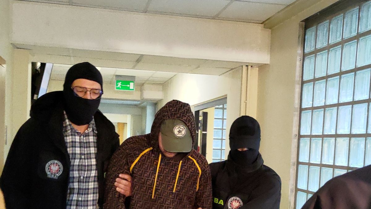 Bohater afery RARS tak bawił się za państwowe pieniądze. Na zdjęciu aresztowany Paweł Sz.