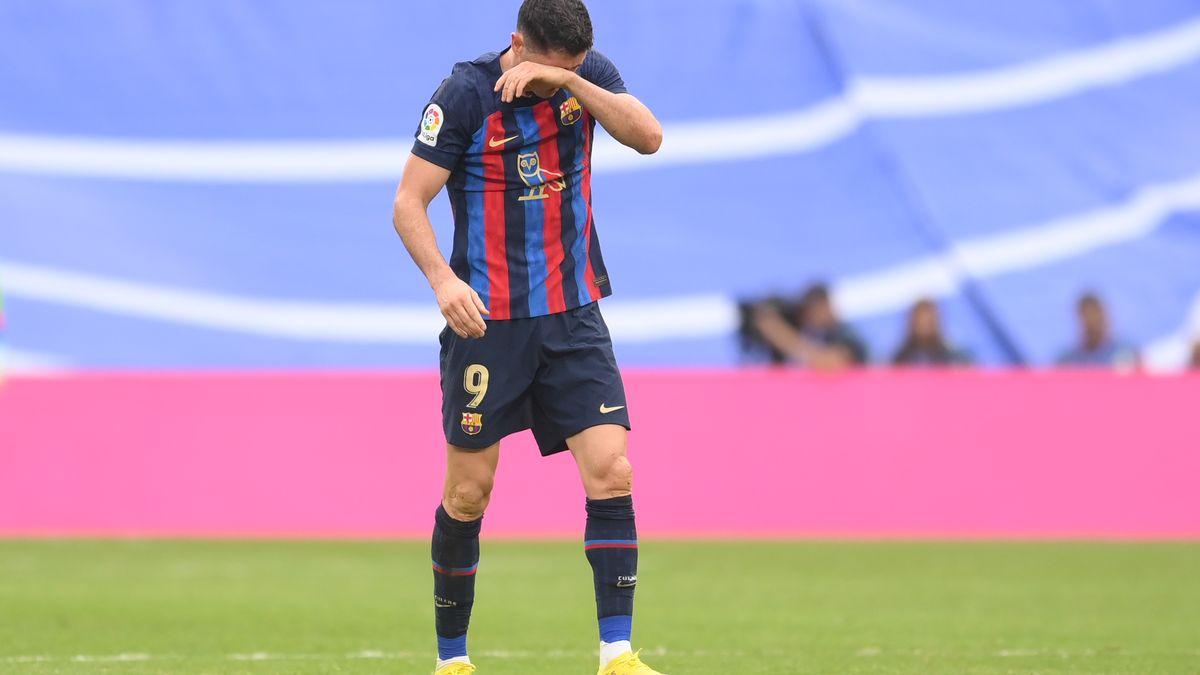 MADRID, SPAIN - OCTOBER 16: Robert Lewandowski of FC Barcelona reacts during the LaLiga Santander match between Real Madrid CF and FC Barcelona at Estadio Santiago Bernabeu on October 16, 2022 in Madrid, Spain. (Photo by David Ramos/Getty Images)