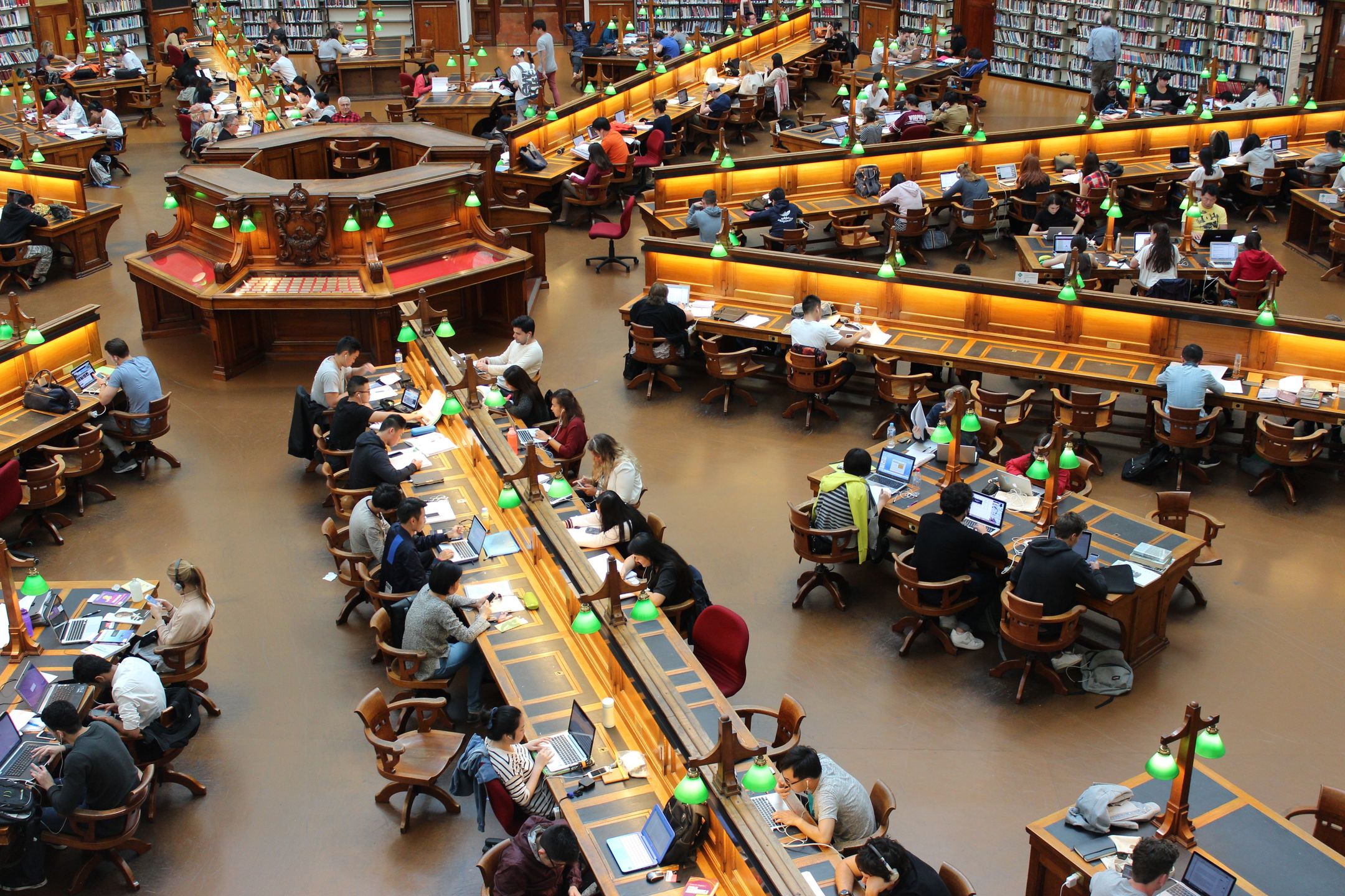  Uniwersytet Harvarda pobiera czesne i opłaty w wysokości 57 246 tys. dolarów rocznie od studentów studiów licencjackich. Po dodaniu kosztów utrzymania to około 95 438 tys. dolarów rocznie