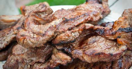 Opiekany rostbef wołowy T-bone (mięso i tłuszcz, III klasa mięsa)