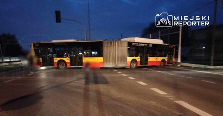 Pomyliła trasę. Zawracając autobus uderzyła w barierki