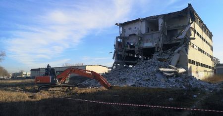 Trwa wyburzanie pustostanu w Lublinie. Kilka lat temu działał tu kryty skatepark