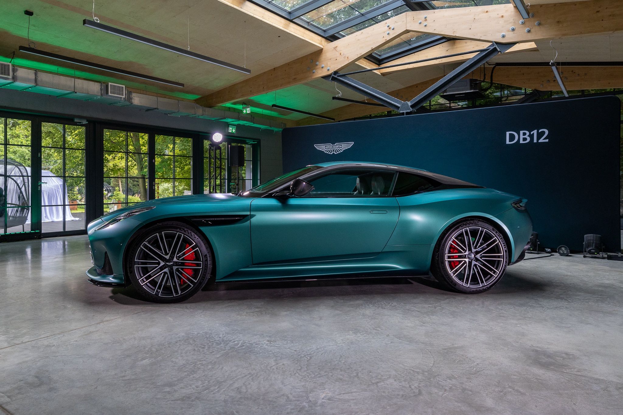 Aston Martin DB12 – polska premiera